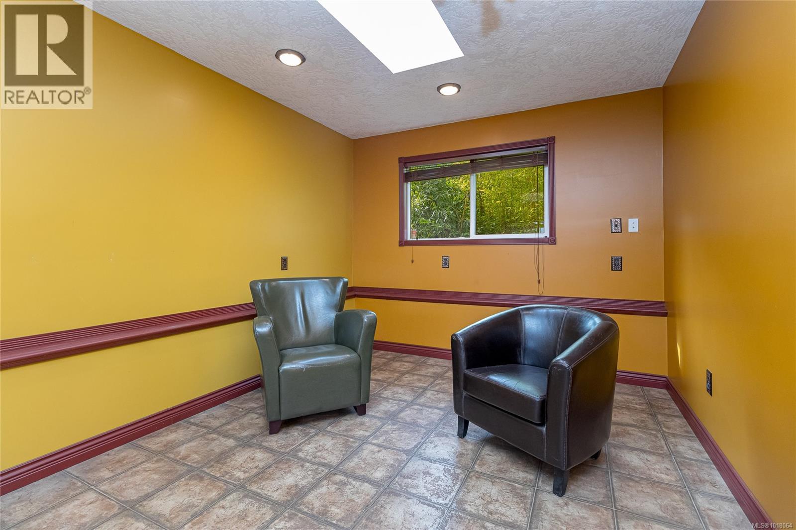 8576 Lochside Drive, North Saanich
