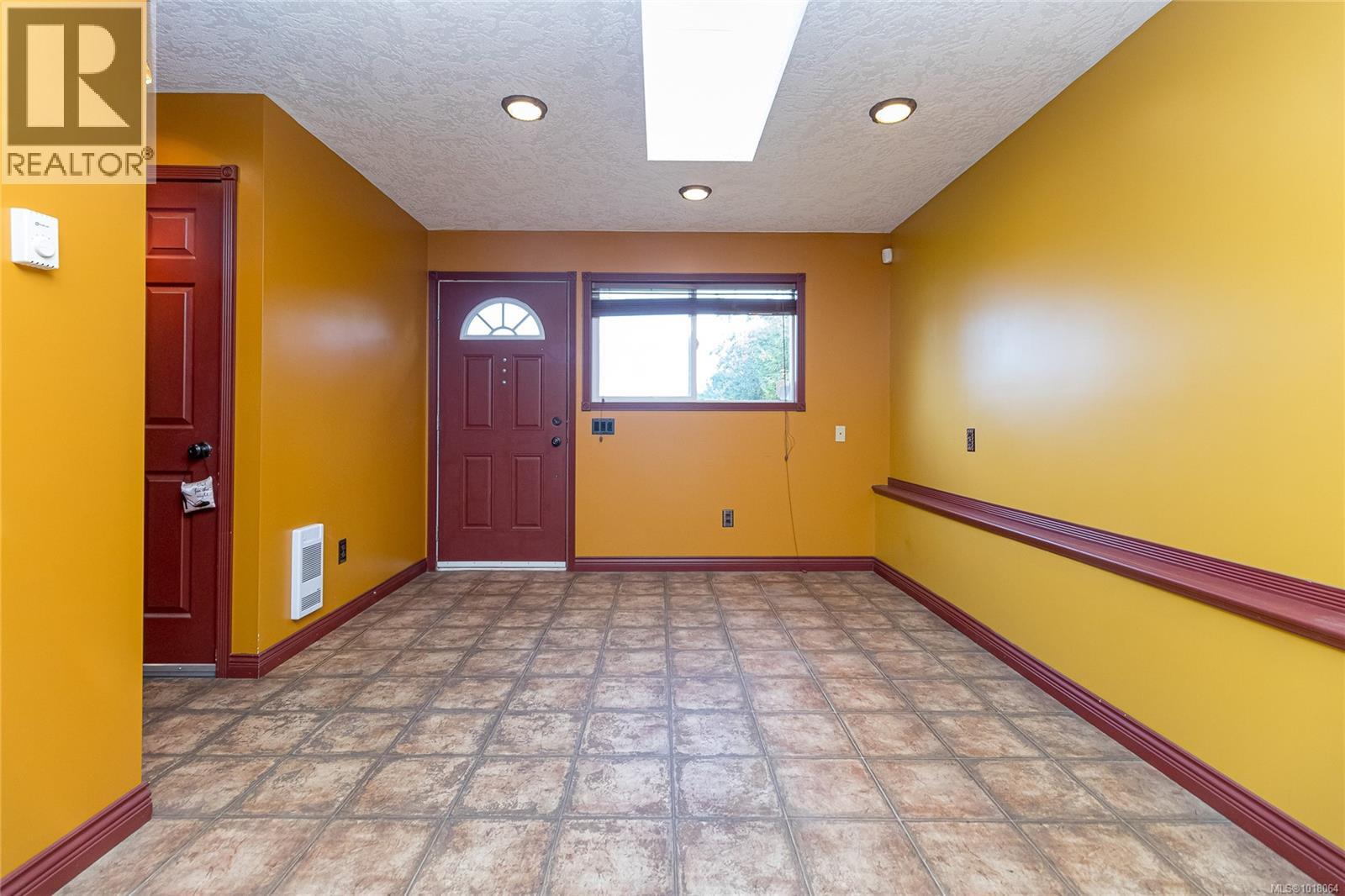 8576 Lochside Drive, North Saanich