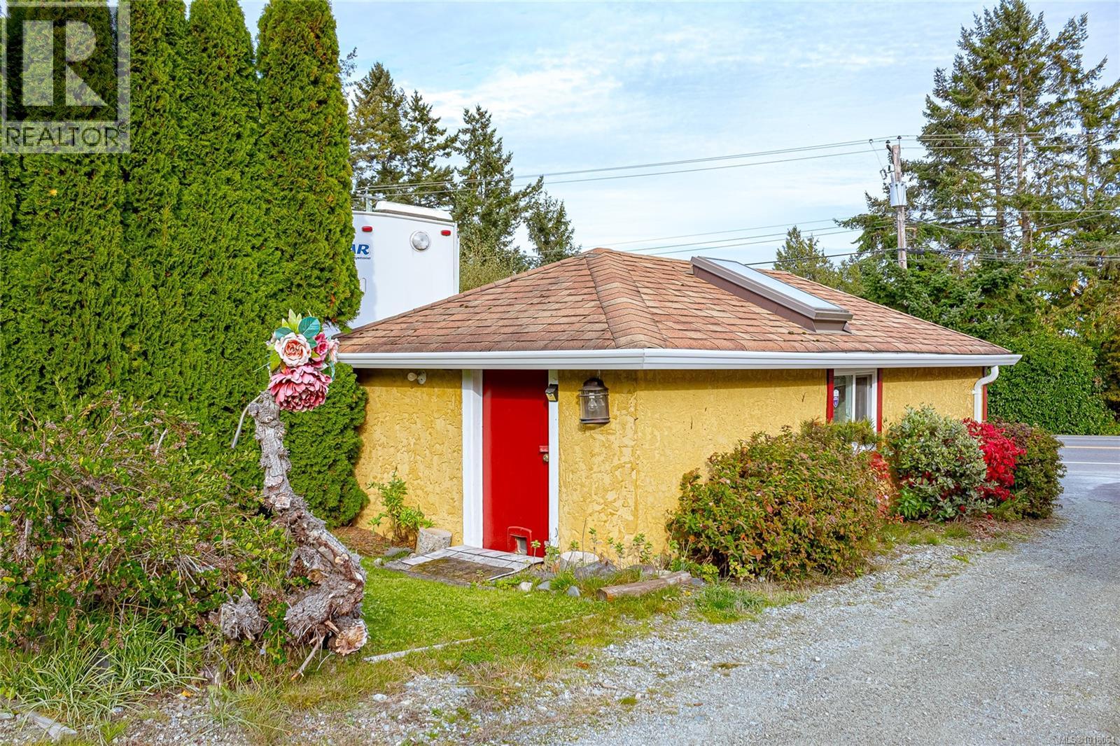 8576 Lochside Drive, North Saanich