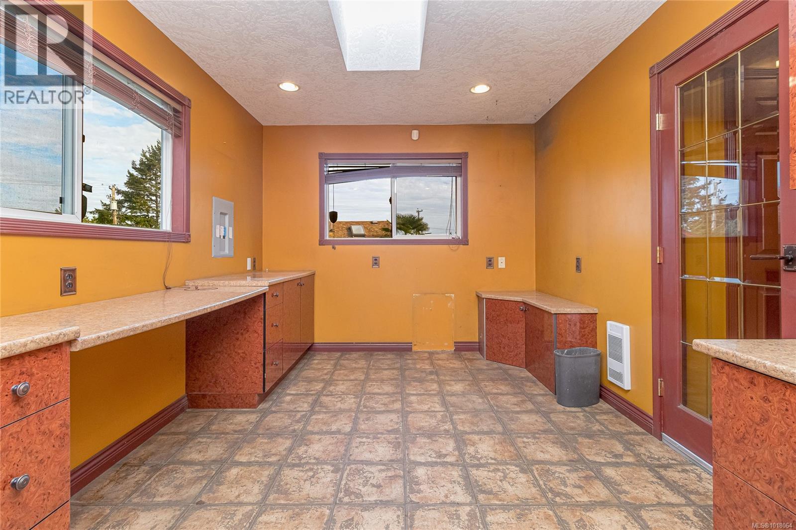 8576 Lochside Drive, North Saanich