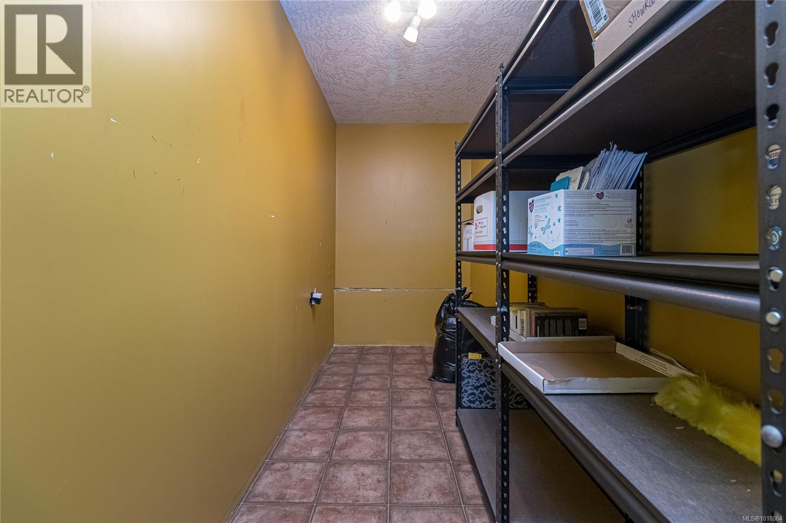 8576 Lochside Drive, North Saanich