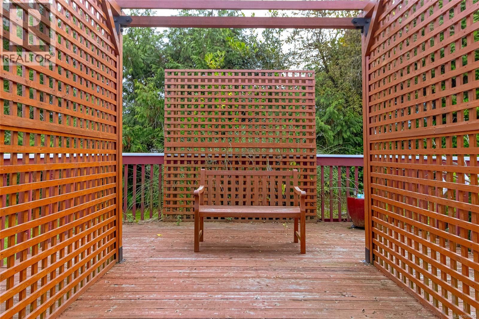 8576 Lochside Drive, North Saanich