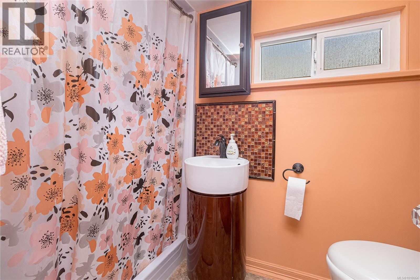 8576 Lochside Drive, North Saanich