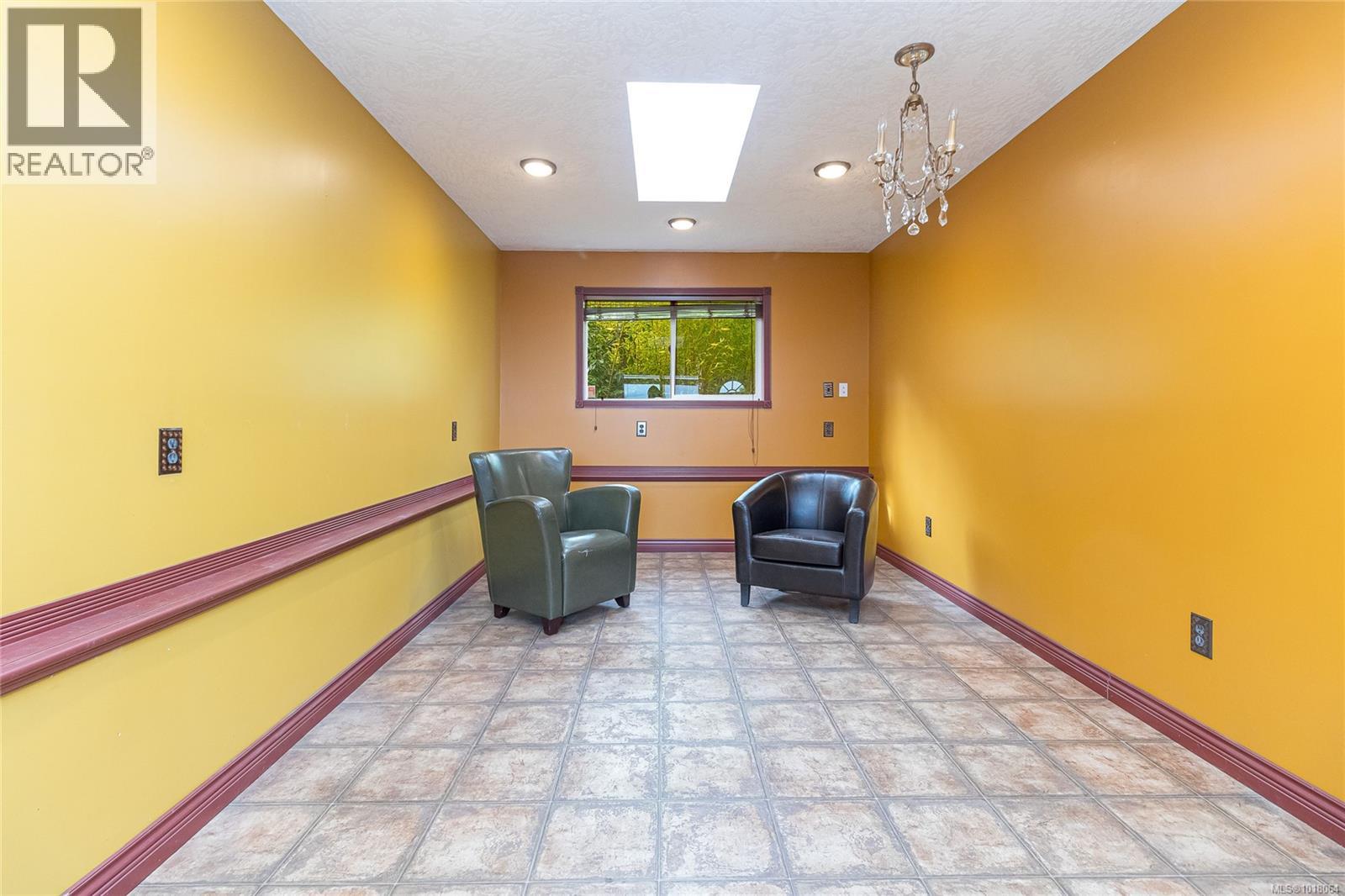 8576 Lochside Drive, North Saanich