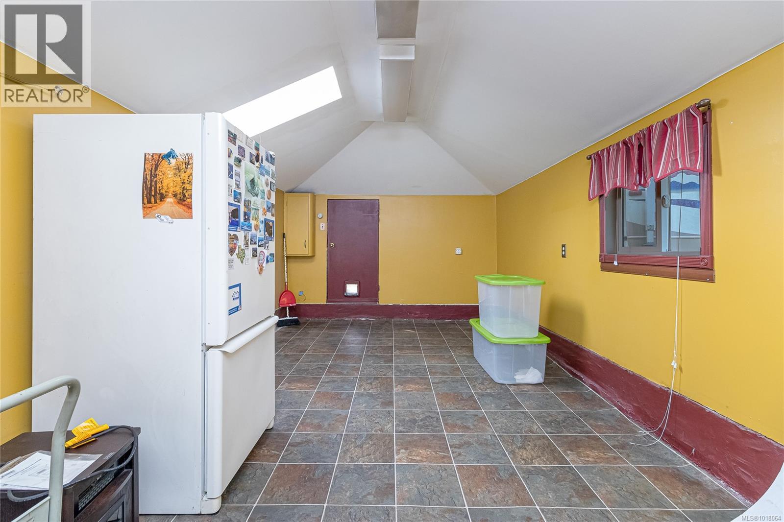 8576 Lochside Drive, North Saanich