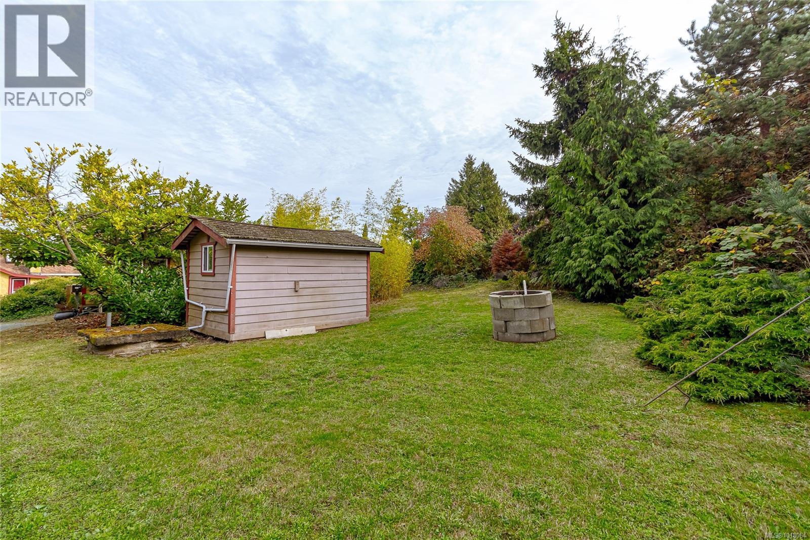 8576 Lochside Drive, North Saanich