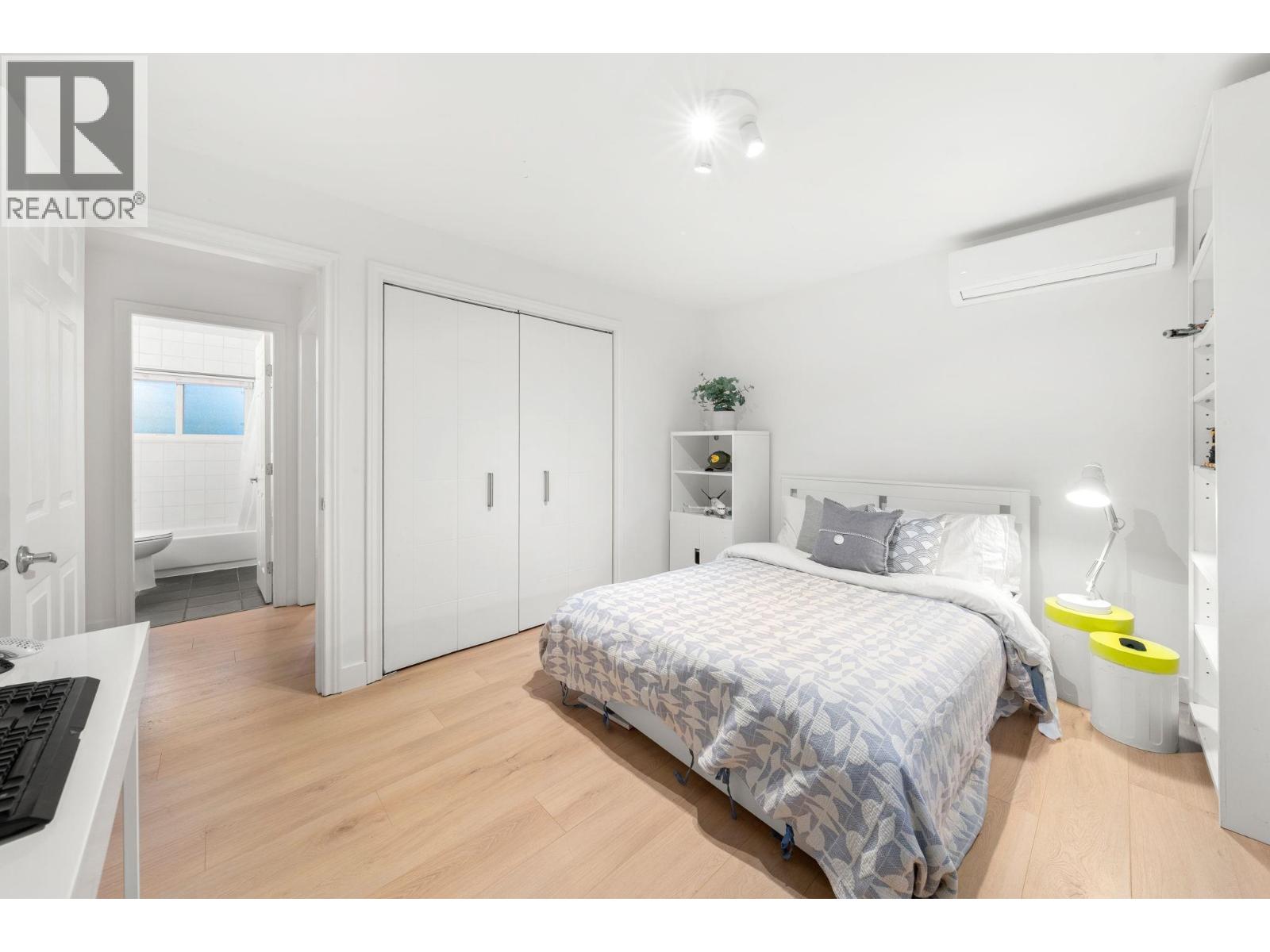 1155 TATLOW AVENUE, North Vancouver