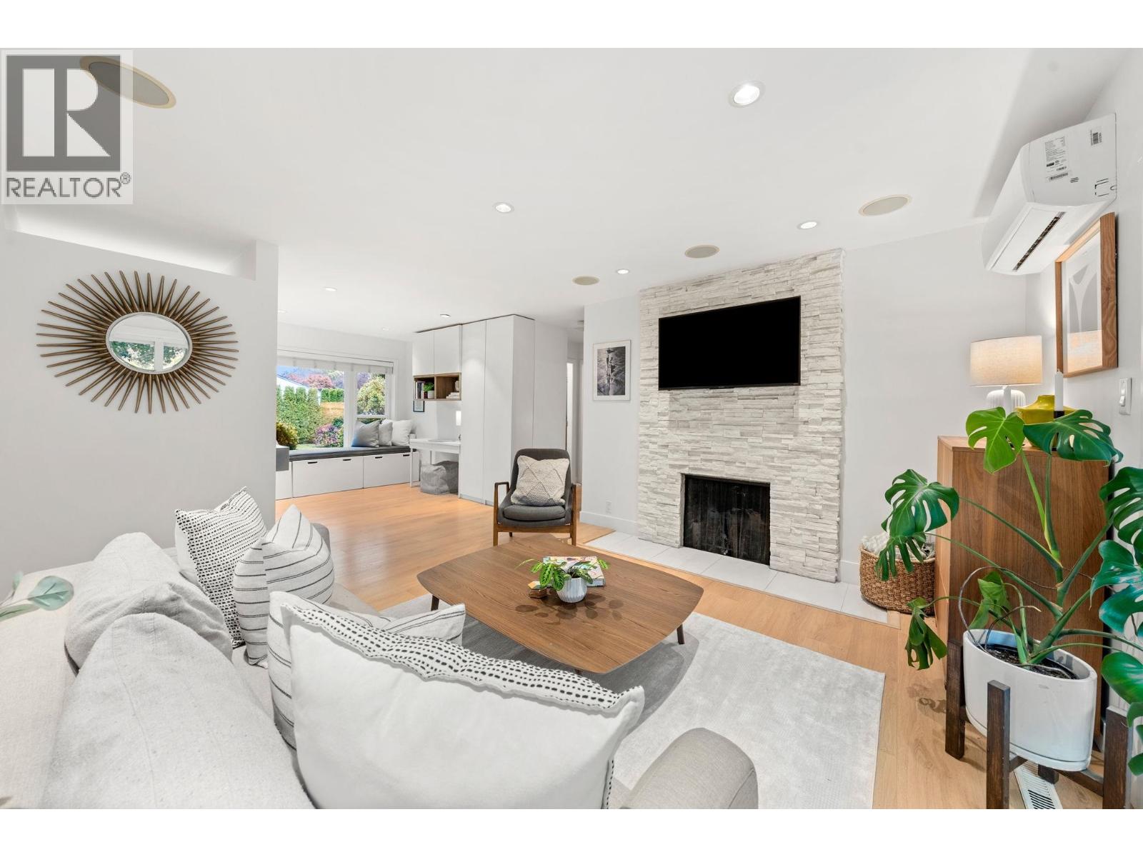 1155 TATLOW AVENUE, North Vancouver