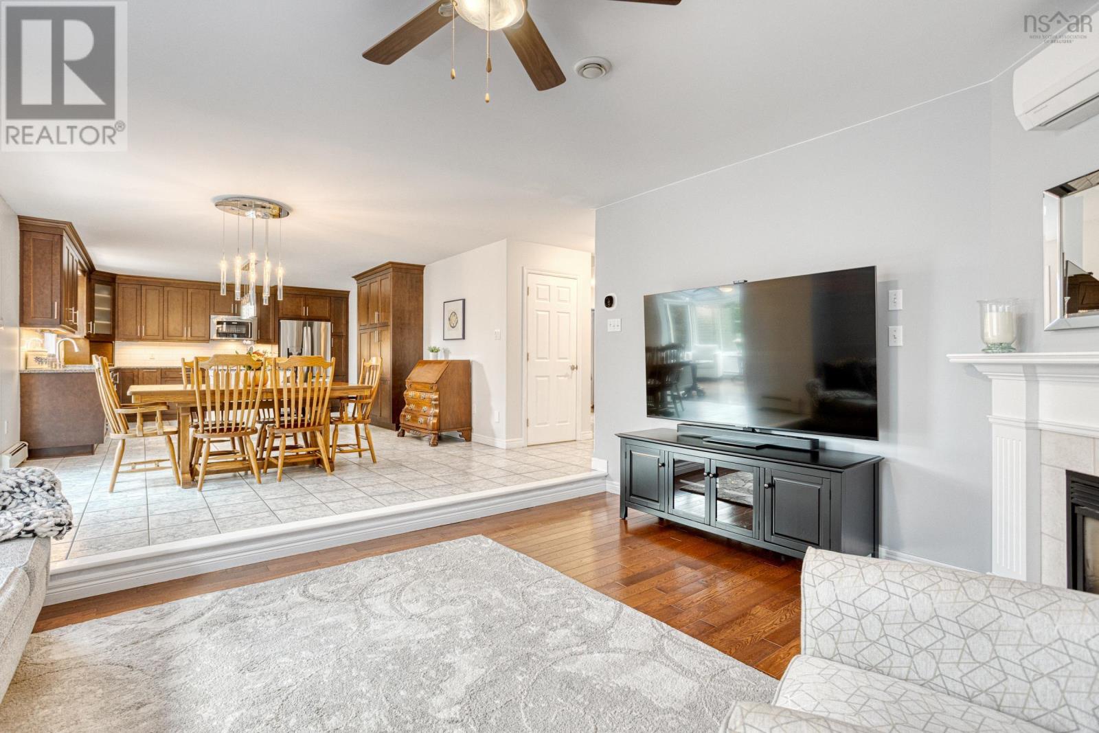 Property 15 of 49 of 55 SUMMIT Crescent