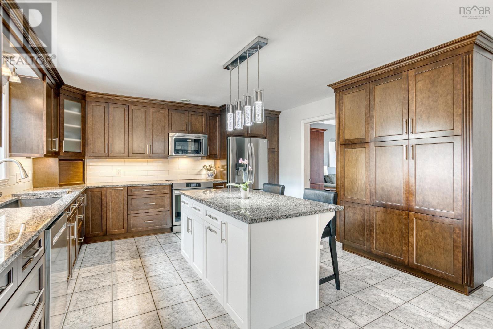 Property 20 of 49 of 55 SUMMIT Crescent