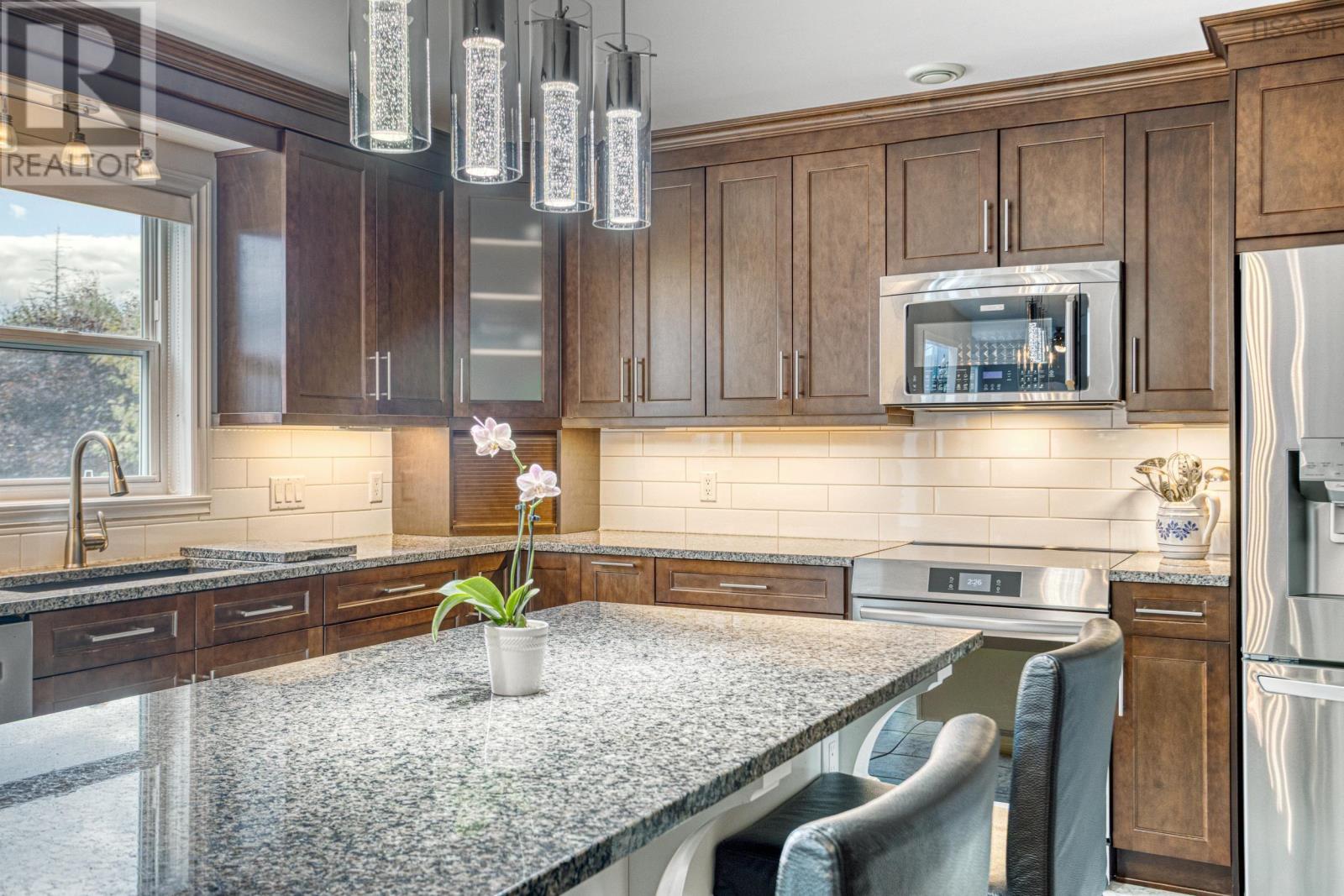 Property 23 of 49 of 55 SUMMIT Crescent