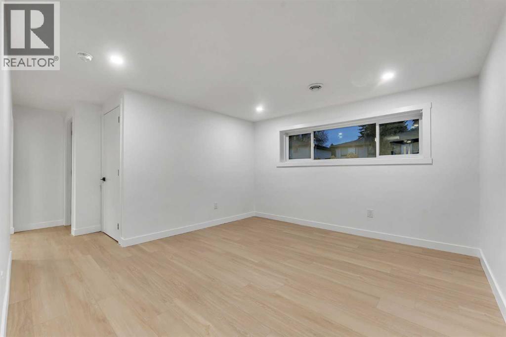 Single Family House Bi-level for Sale in  Lysander Place SE Ogden Calgary 