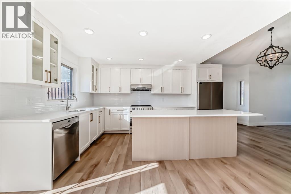 Single Family House for Sale in  Signature Close SW Signal Hill Calgary 