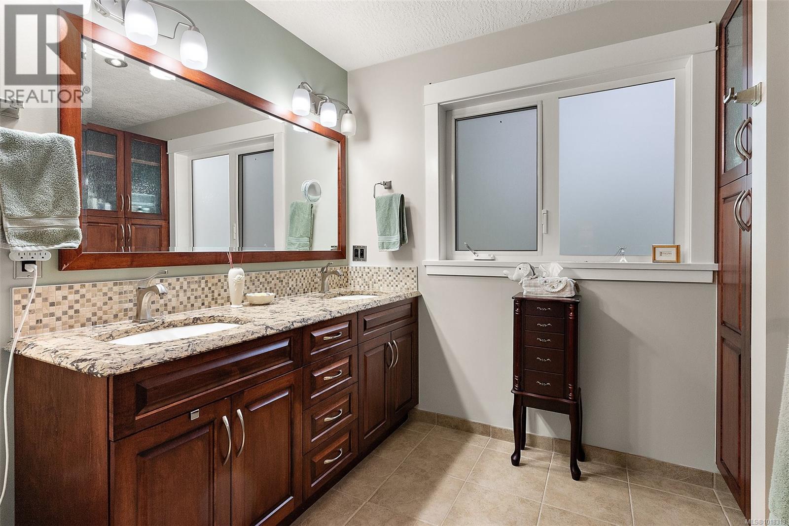 1602 Mayneview Terr, North Saanich