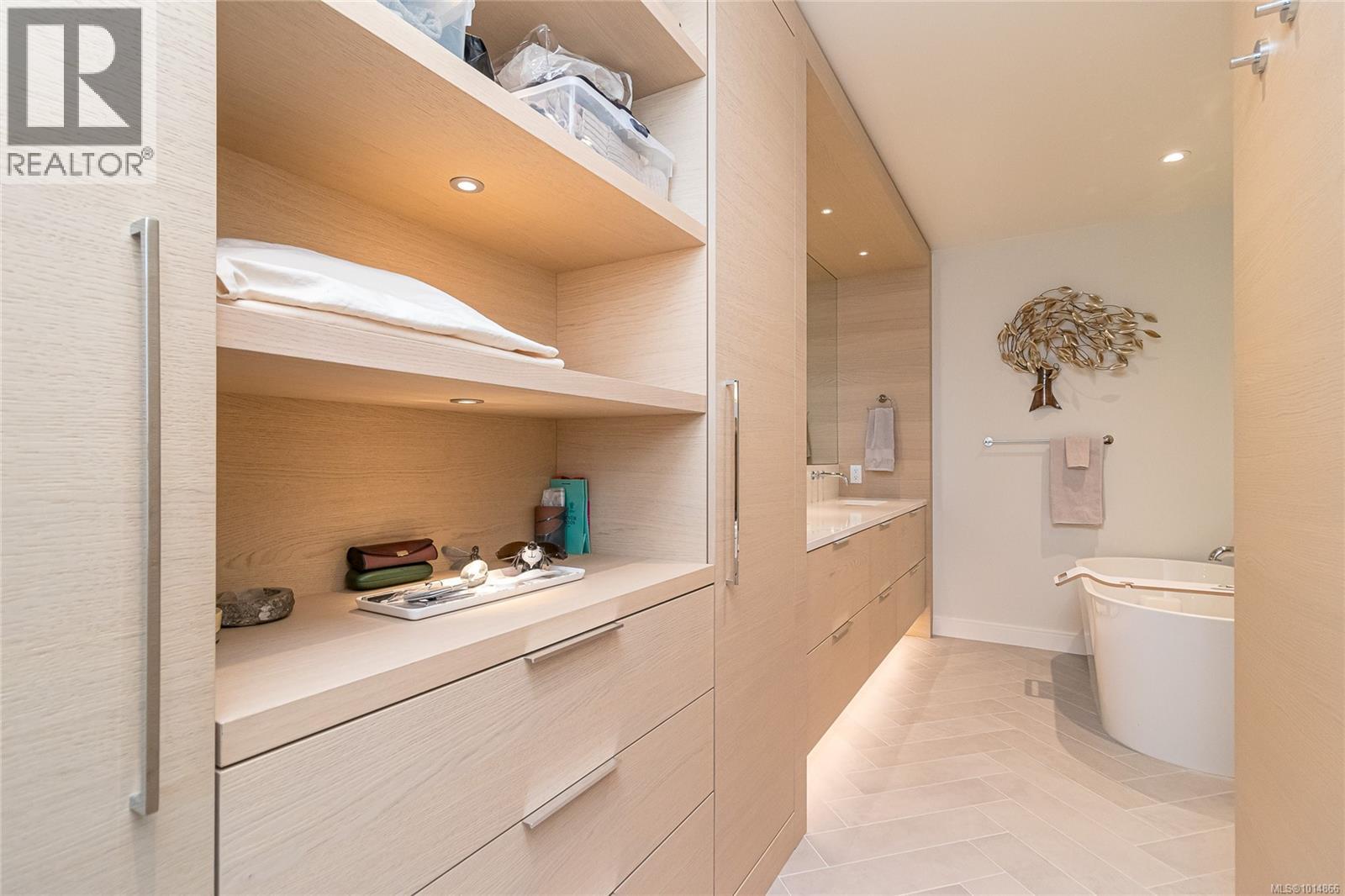 405 1916 Oak Bay Avenue, Victoria