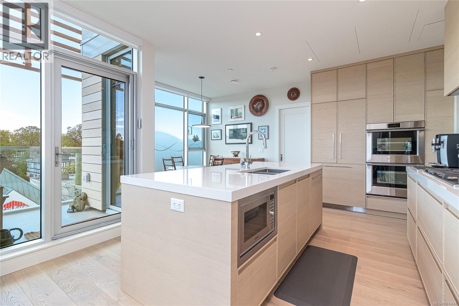 405 1916 Oak Bay Avenue, Victoria