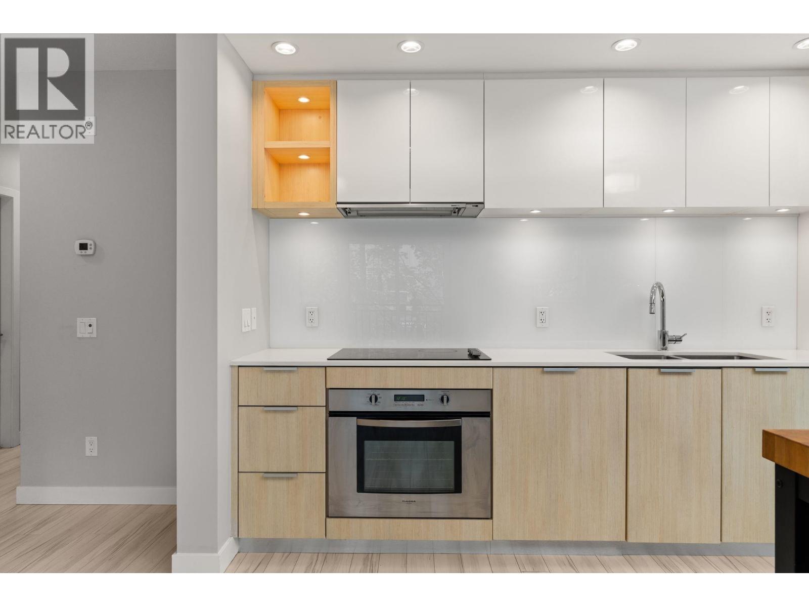 207 111 E 3RD STREET, North Vancouver