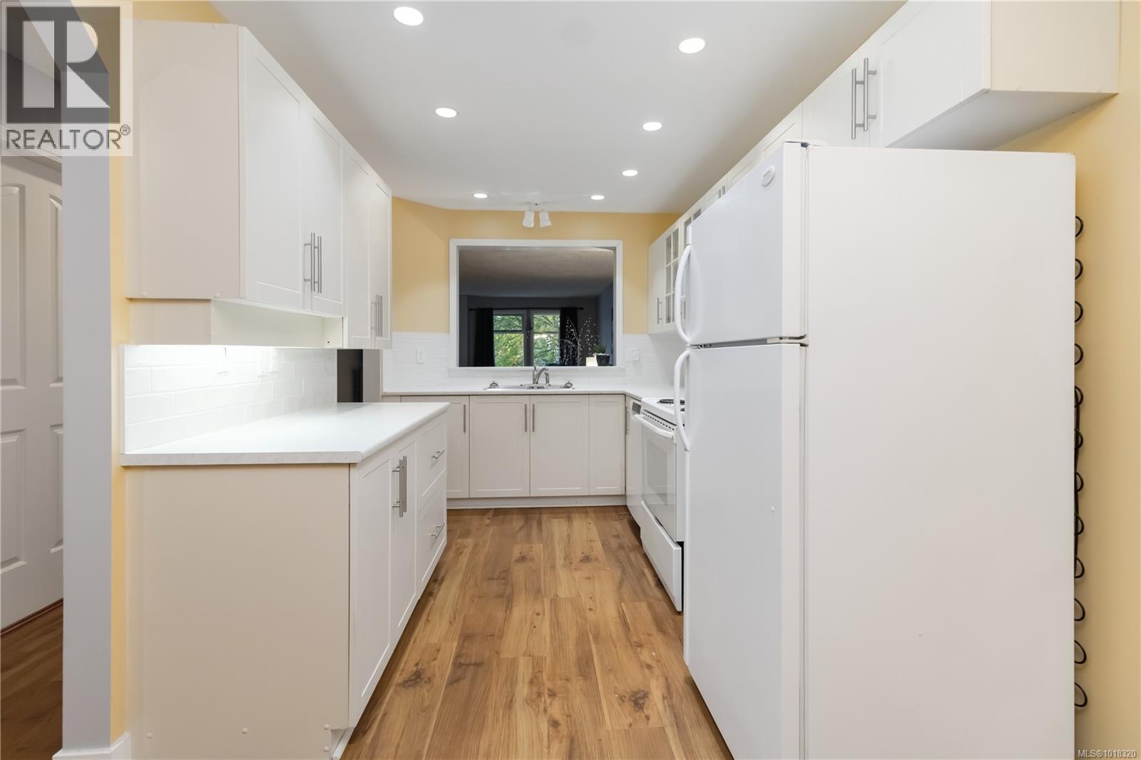 201 2311 Mills Rd, Sidney