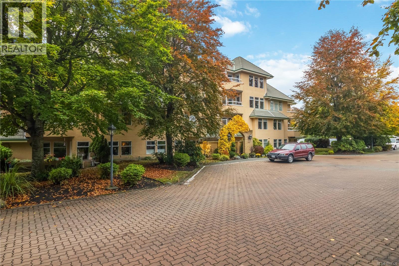 201 2311 Mills Rd, Sidney