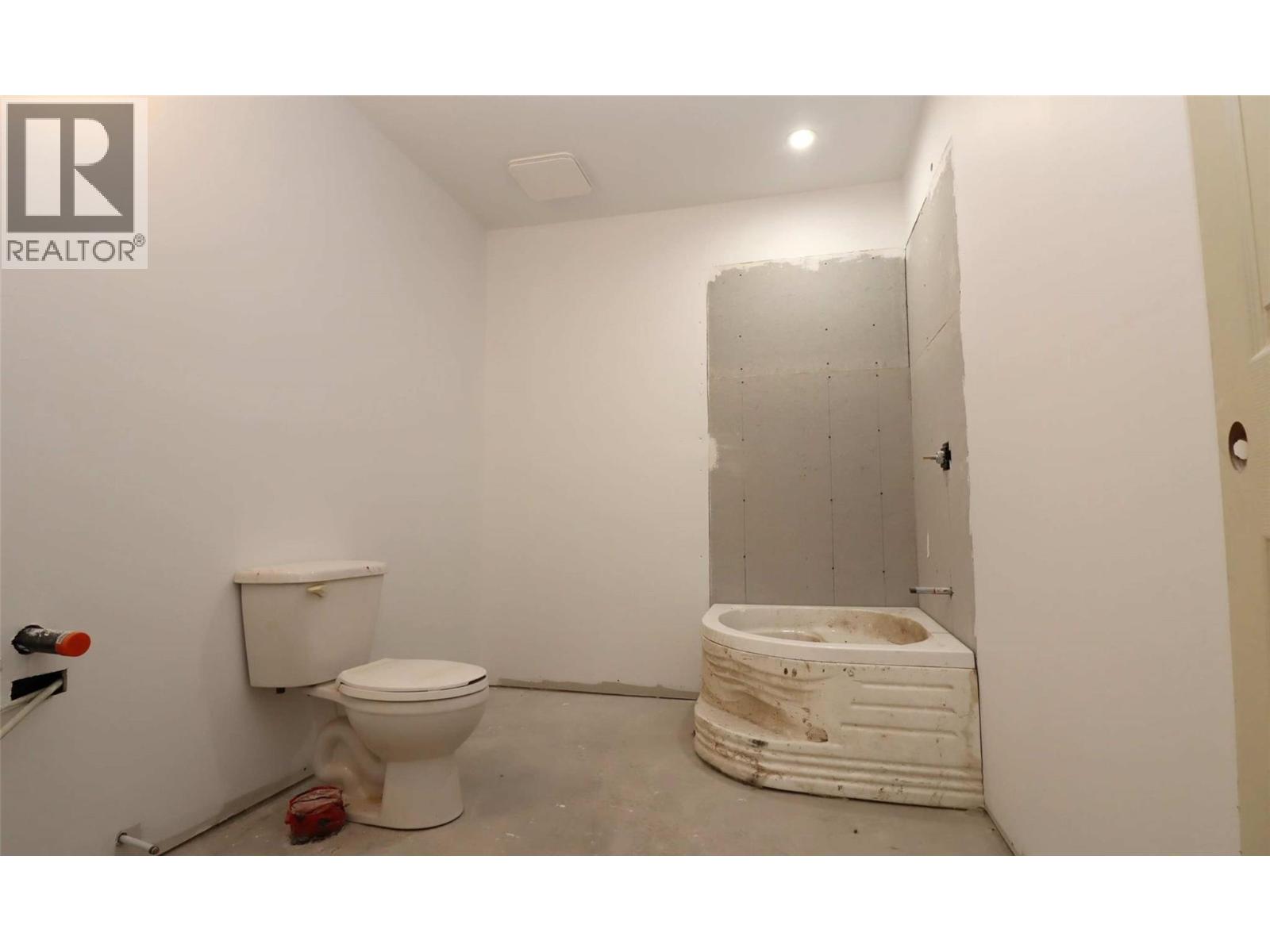 7487 & 7491 Crowfoot Drive, Anglemont