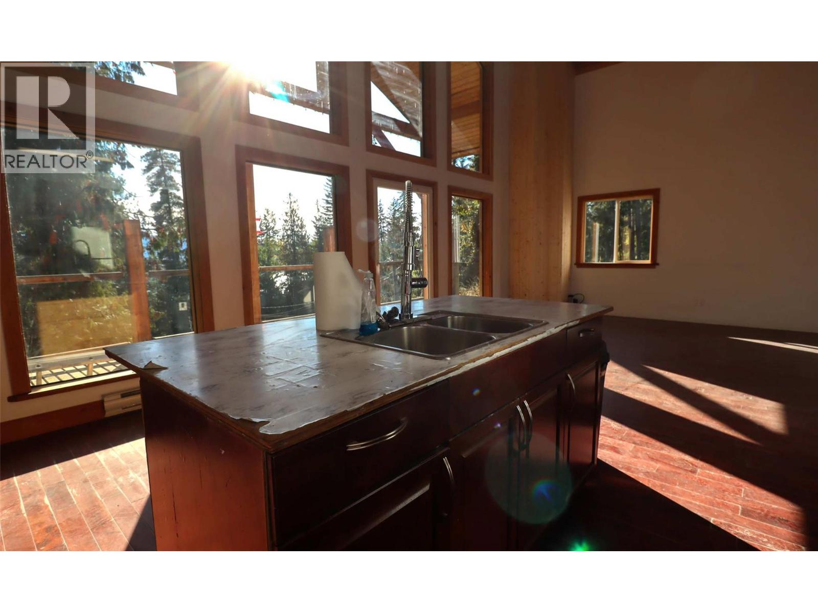 7487 & 7491 Crowfoot Drive, Anglemont