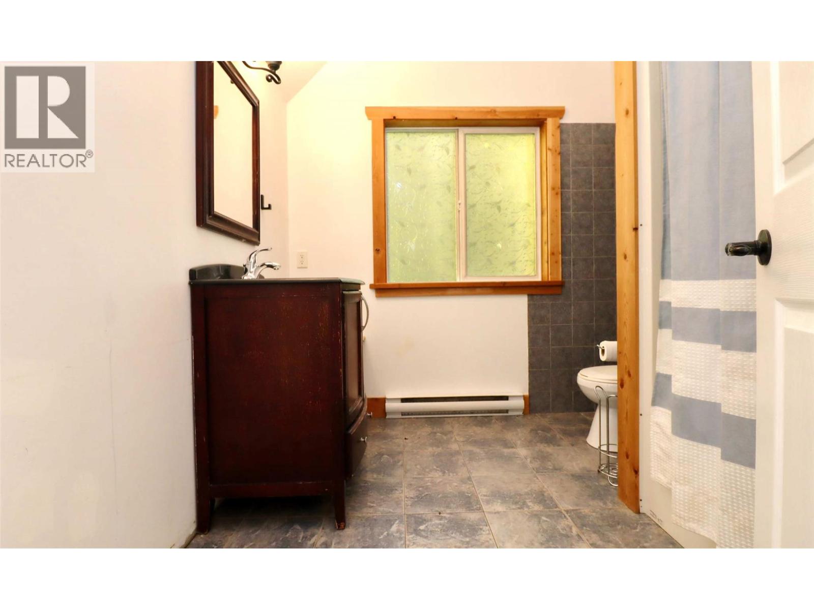 7487 & 7491 Crowfoot Drive, Anglemont