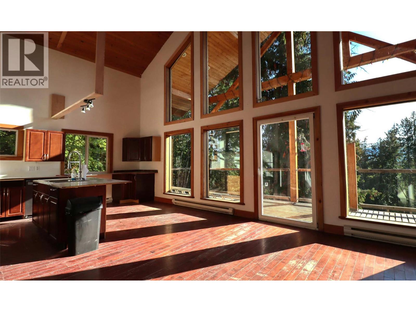 7487 & 7491 Crowfoot Drive, Anglemont