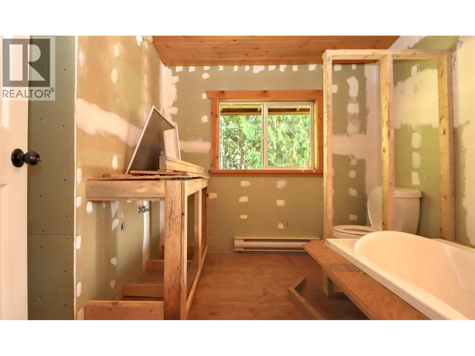 7487 & 7491 Crowfoot Drive, Anglemont