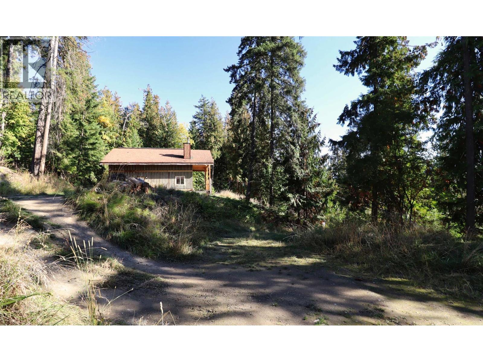 7487 & 7491 Crowfoot Drive, Anglemont