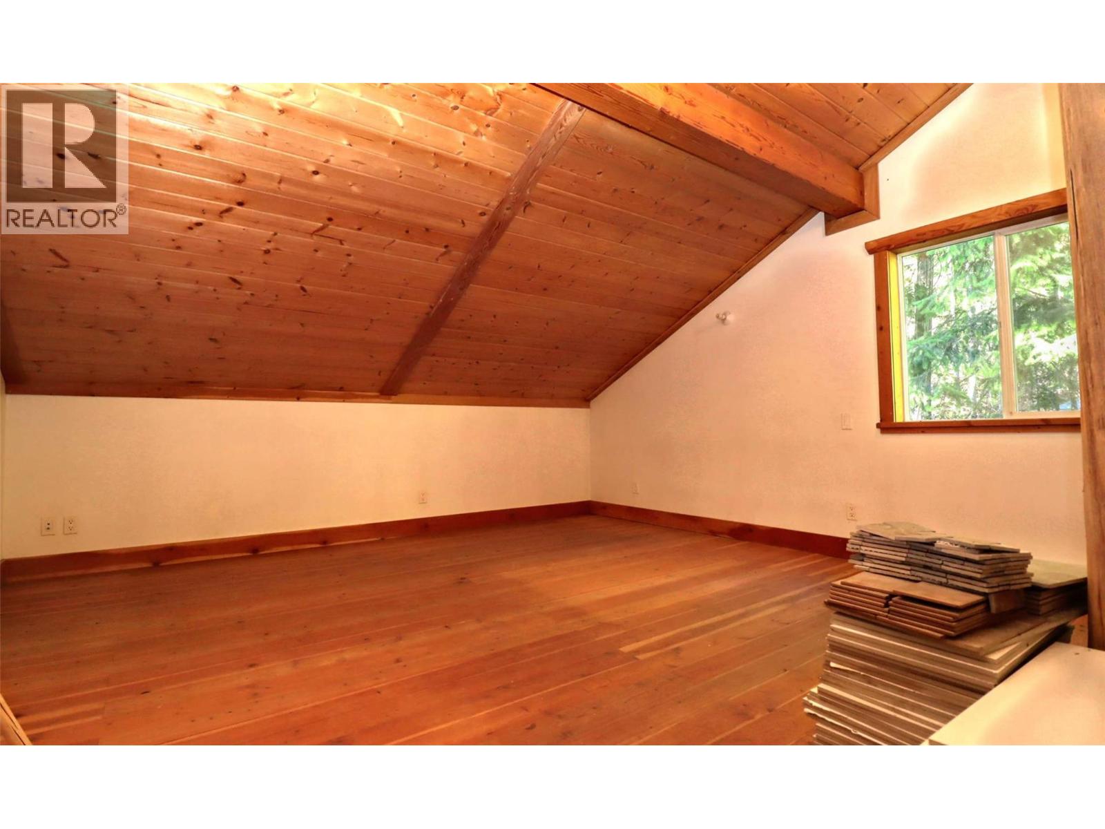 7487 & 7491 Crowfoot Drive, Anglemont