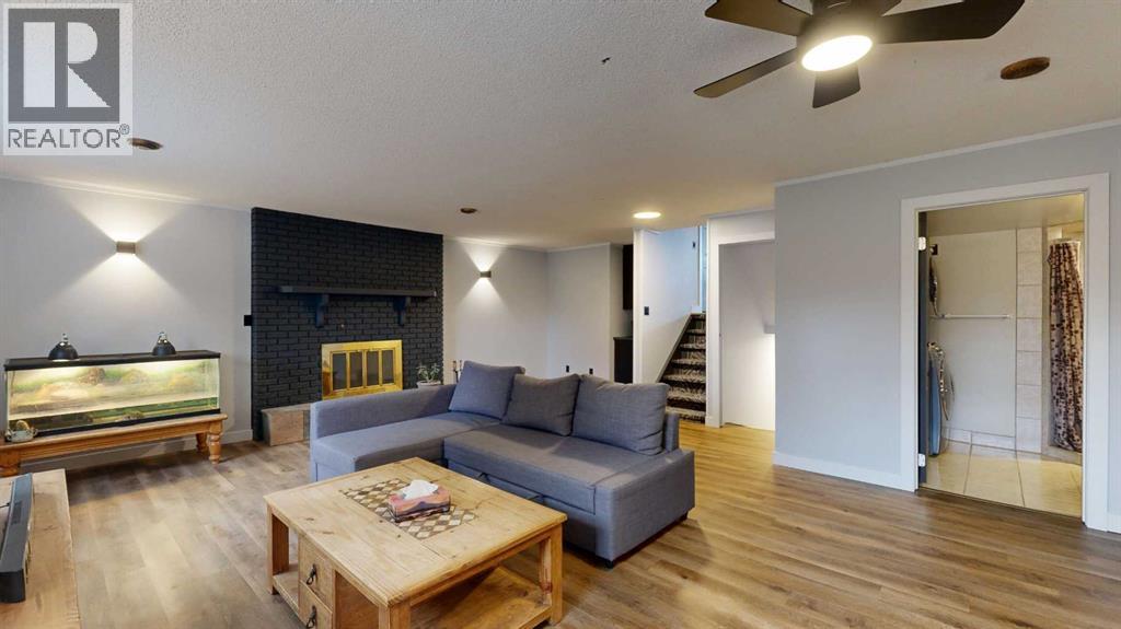 Single Family House 4 Level for Sale in   Avenue Rosedale Stettler 