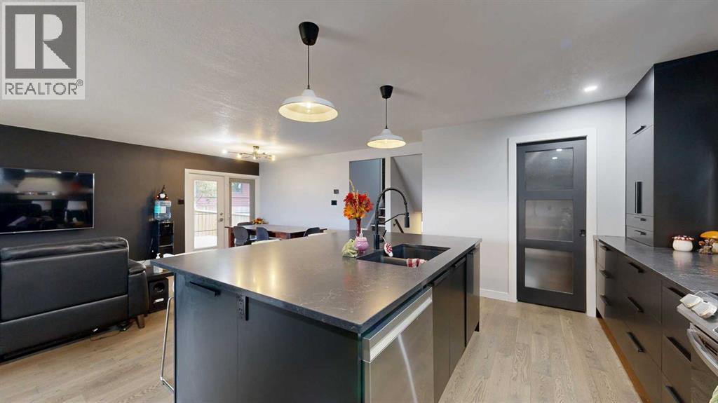 Single Family House 4 Level for Sale in   Avenue Rosedale Stettler 