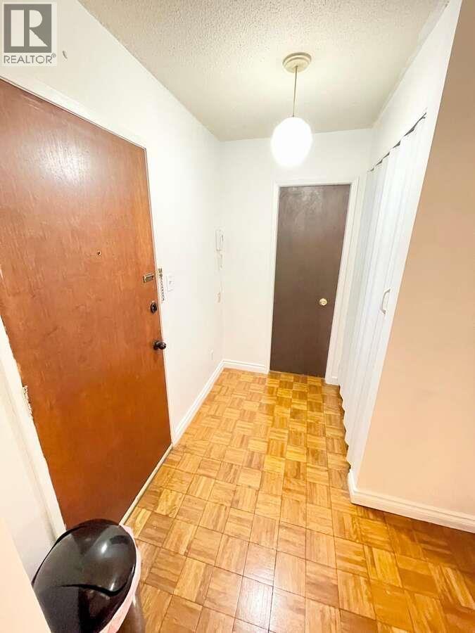 219 9300 GLENACRES DRIVE, Richmond