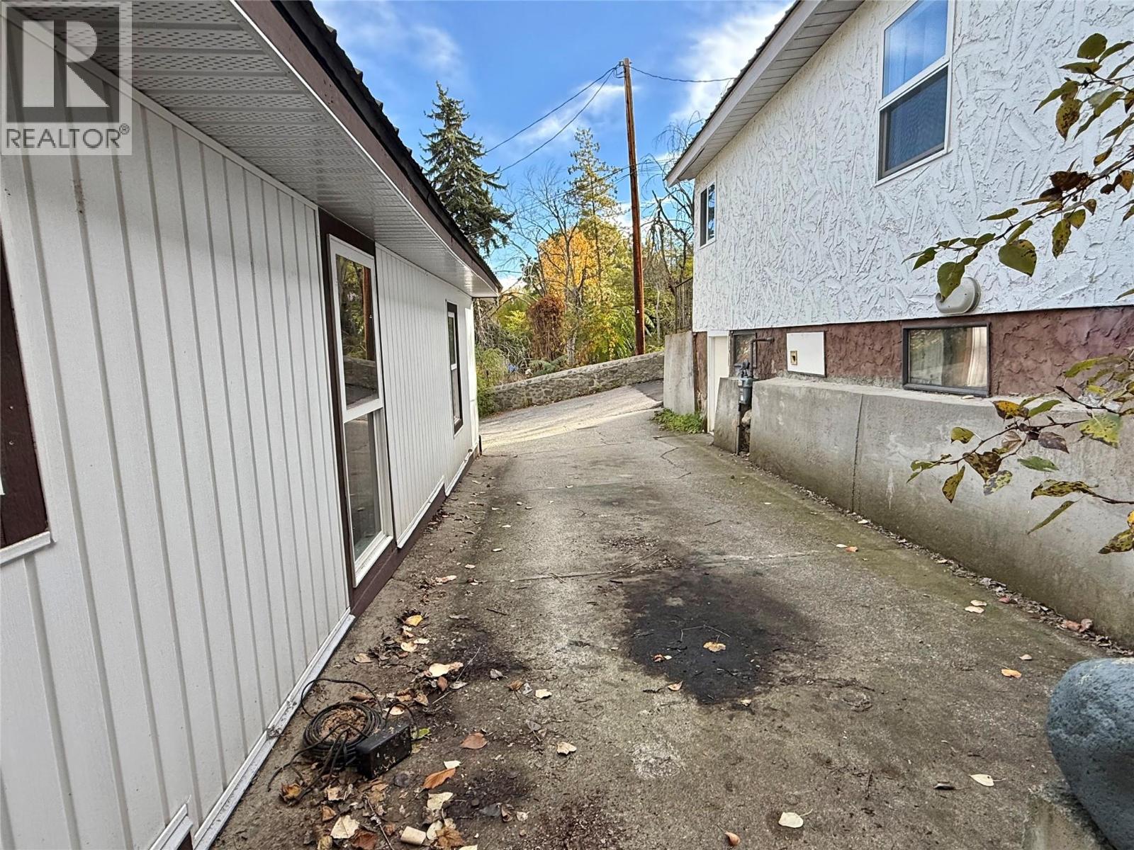1442 Tamarac Avenue, Trail