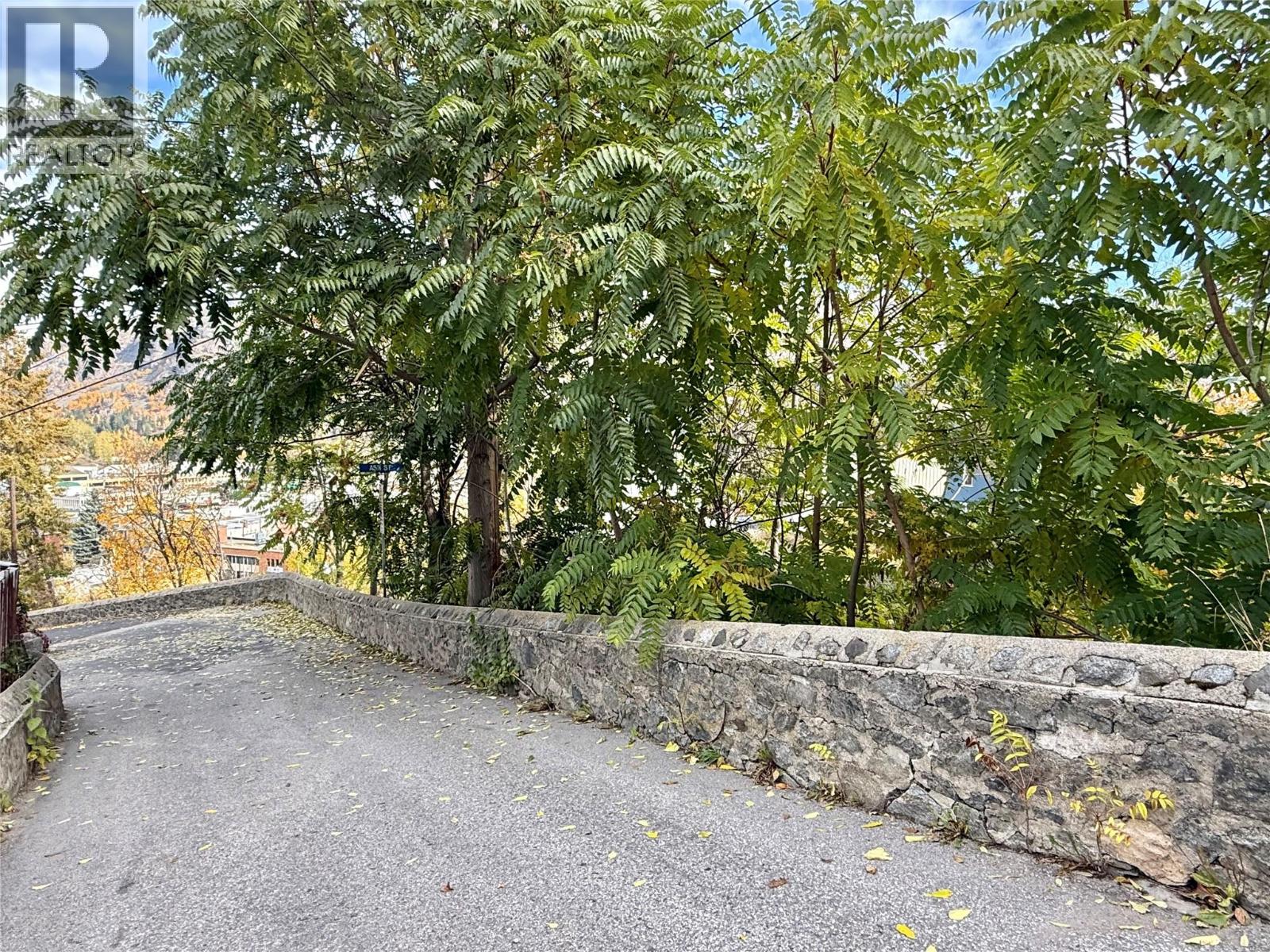 1442 Tamarac Avenue, Trail