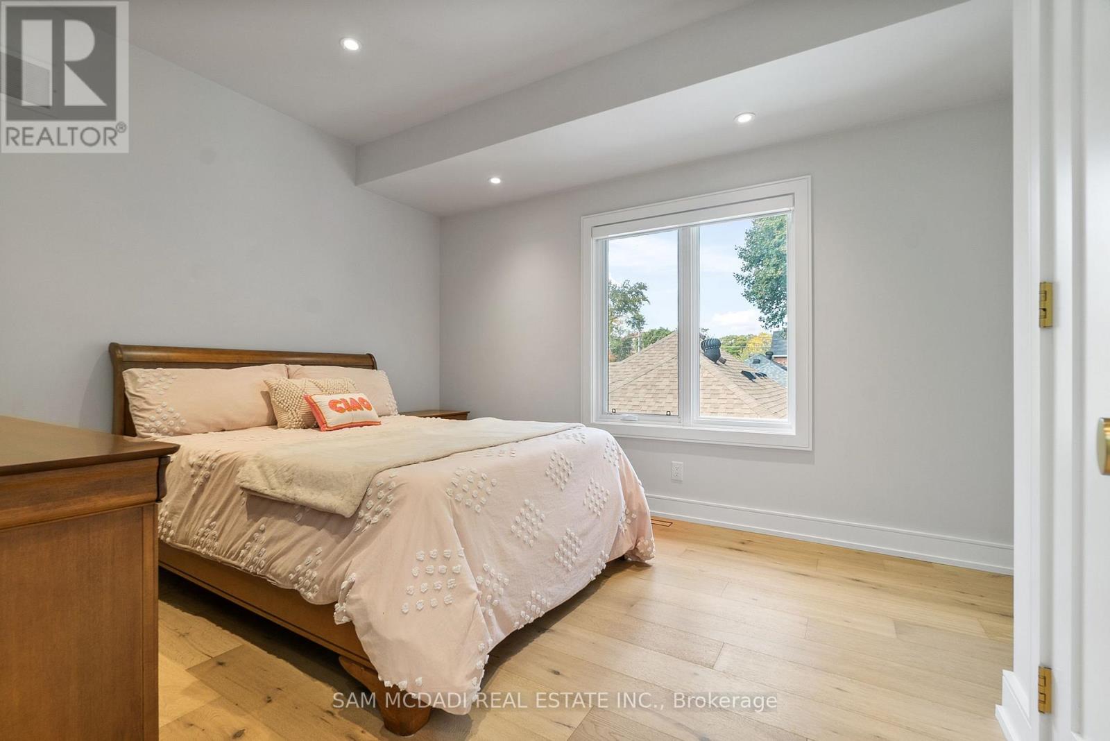 39 OAKWOOD AVENUE N - 29