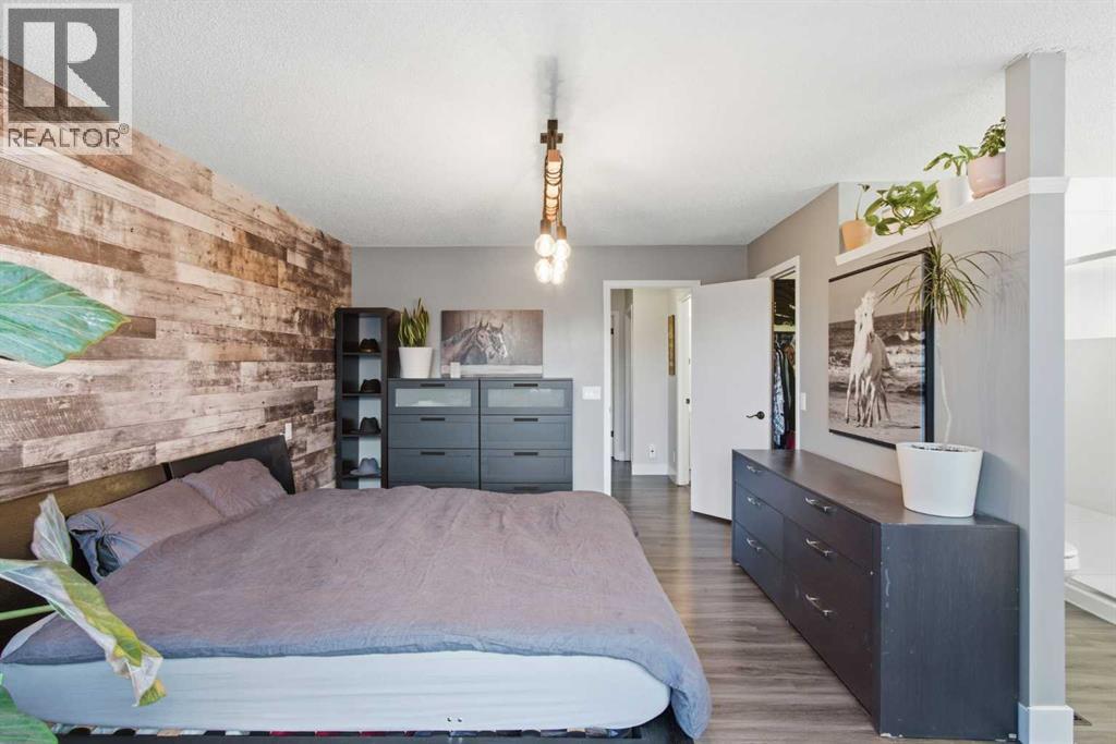 Single Family House for Sale in  Woodford Close SW Woodbine Calgary 