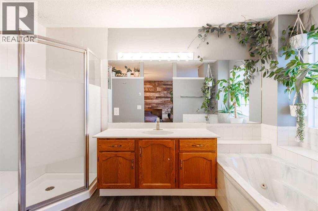 88 Woodford Close SW, Calgary, Alberta