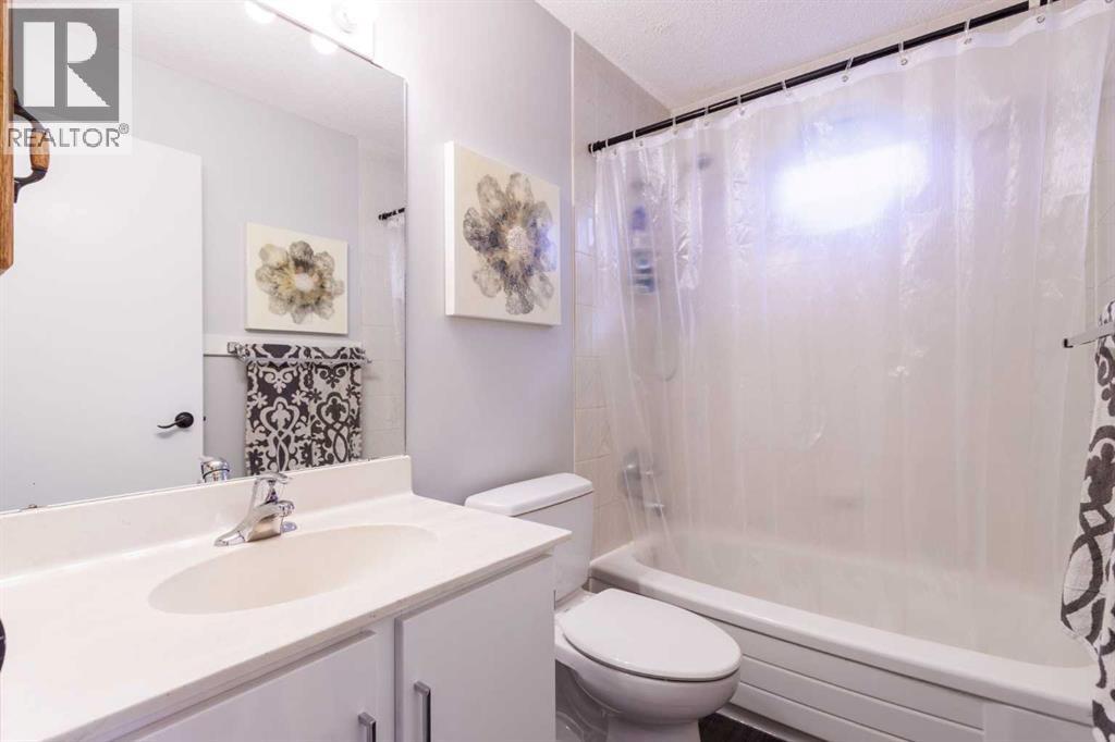 Single Family House for Sale in  Woodford Close SW Woodbine Calgary 