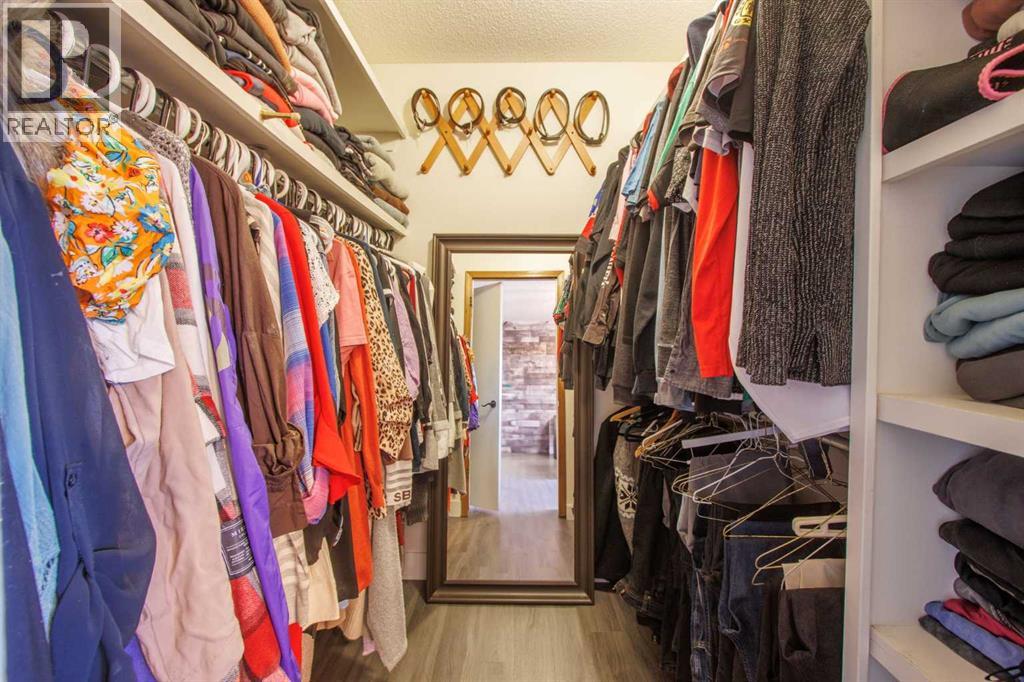 Single Family House for Sale in  Woodford Close SW Woodbine Calgary 