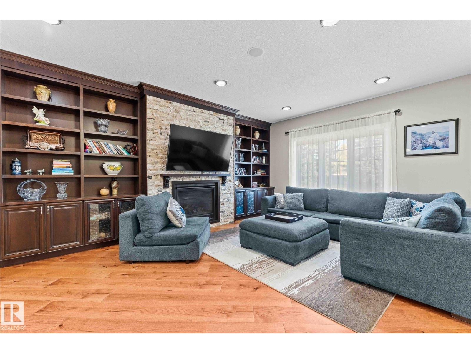 10516 158 ST NW, Edmonton