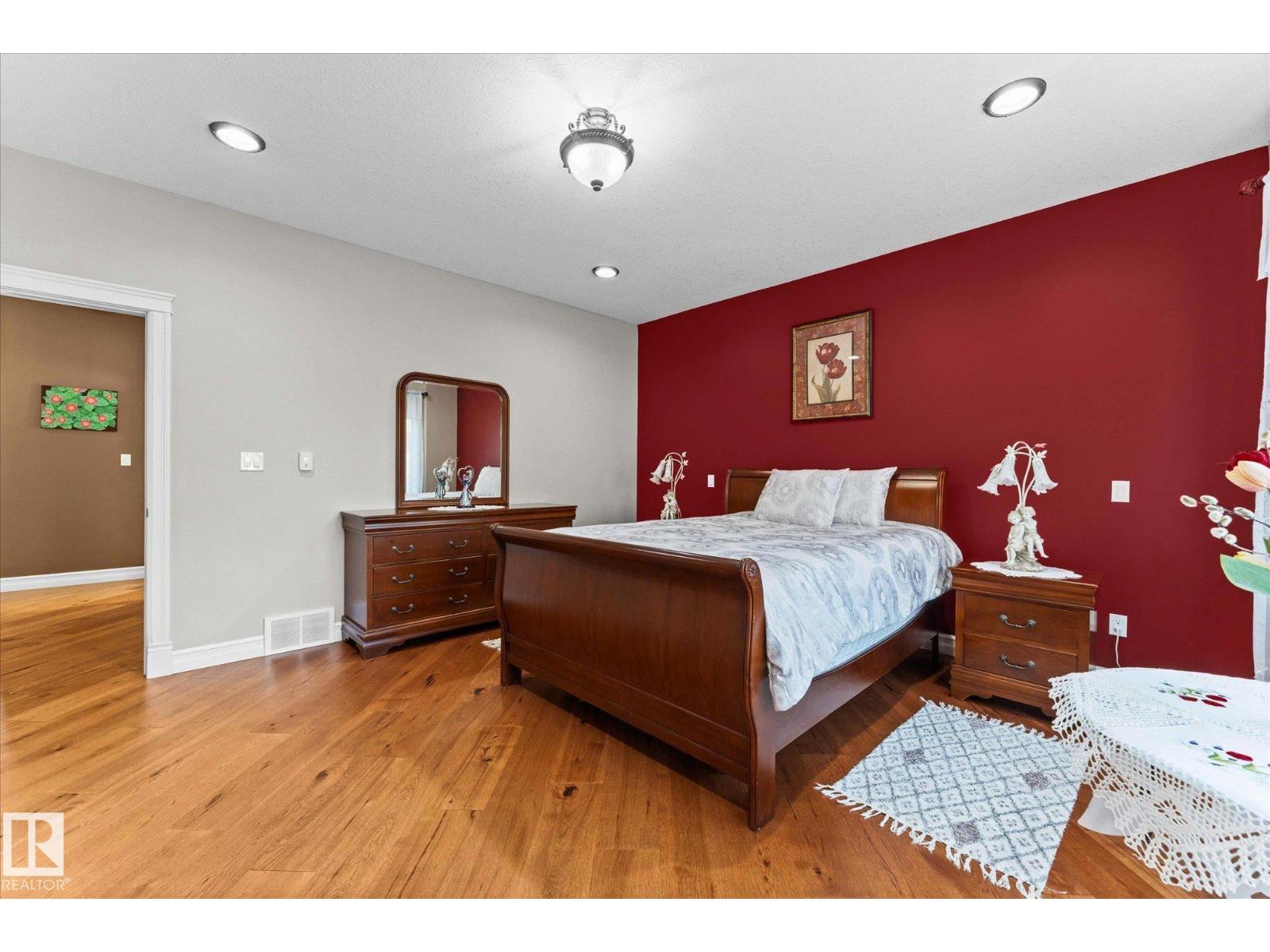 10516 158 ST NW, Edmonton