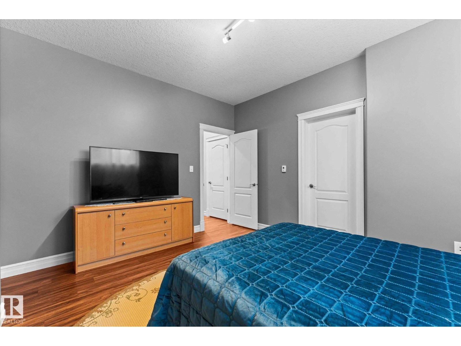 10516 158 ST NW, Edmonton