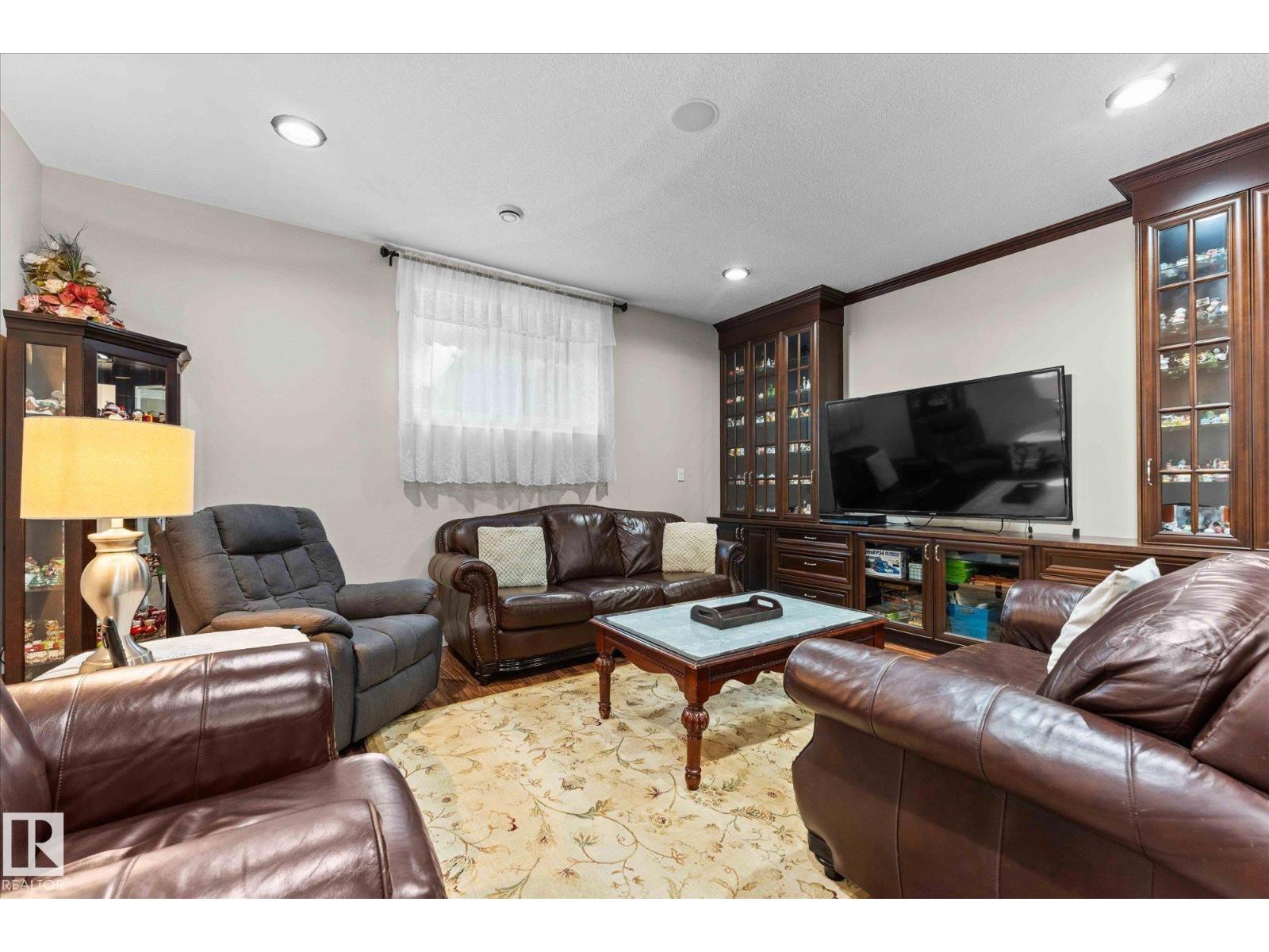 10516 158 ST NW, Edmonton