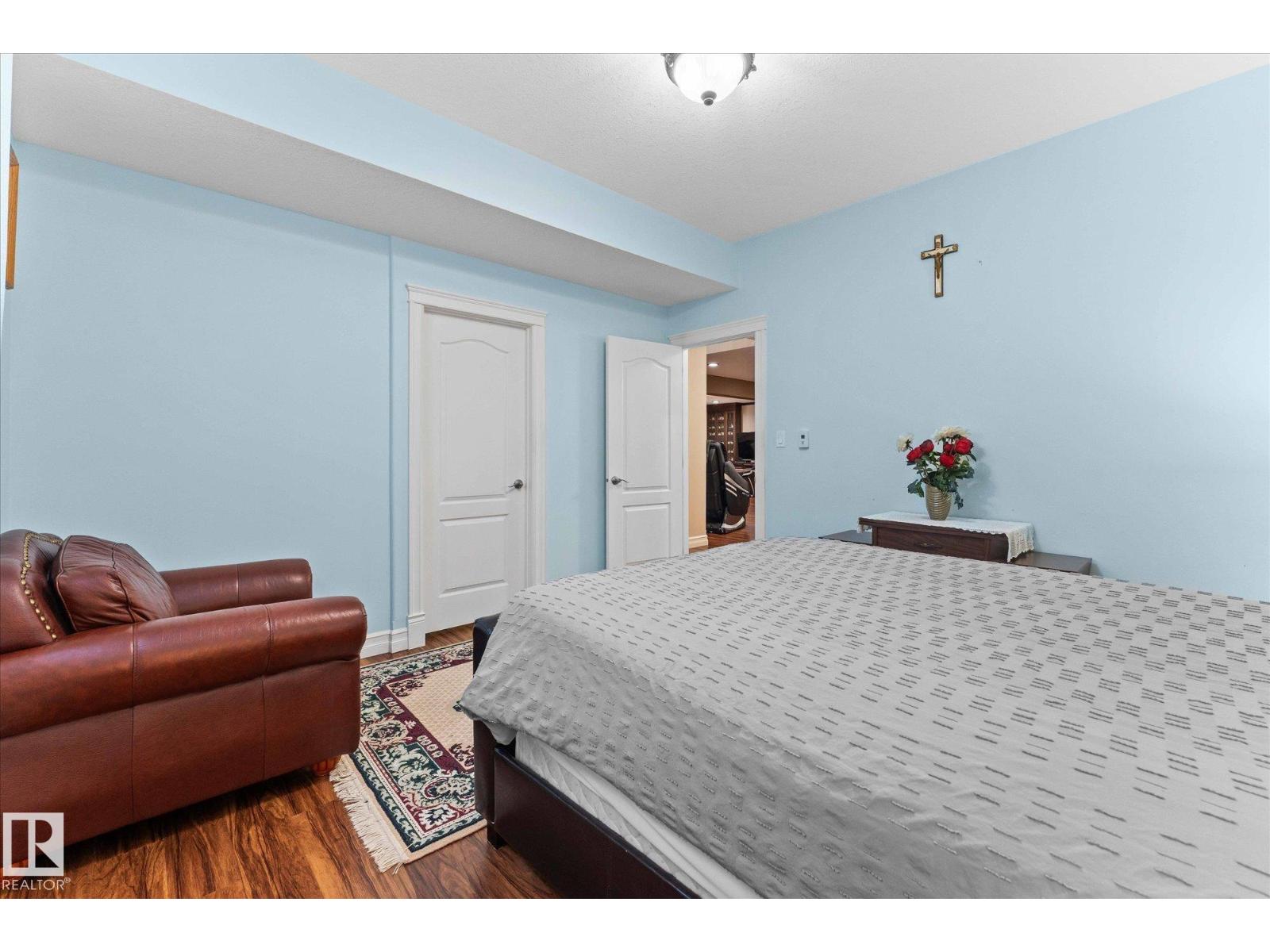 10516 158 ST NW, Edmonton