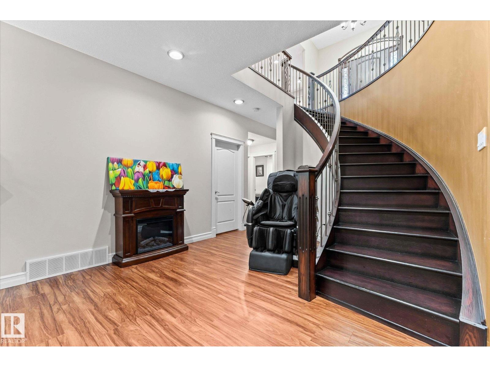 10516 158 ST NW, Edmonton