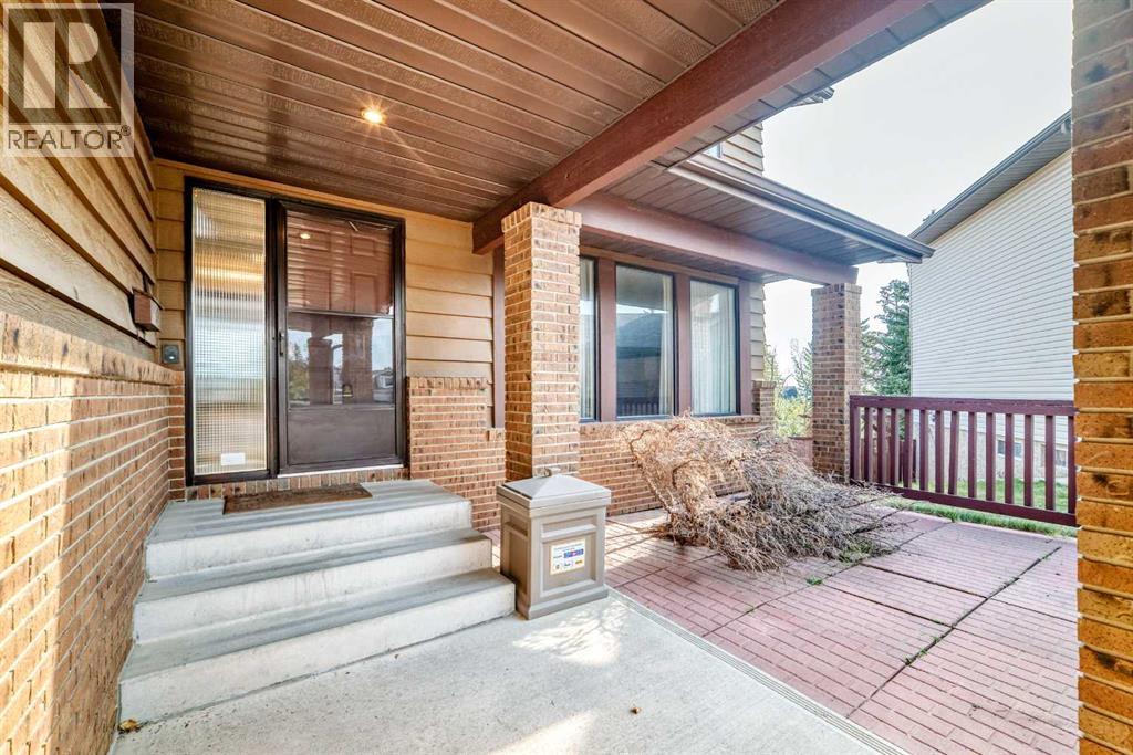 Single Family House for Sale in  Edgeland Bay NW Edgemont Calgary 