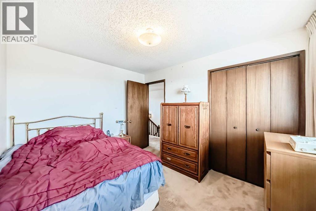 Single Family House for Sale in  Edgeland Bay NW Edgemont Calgary 