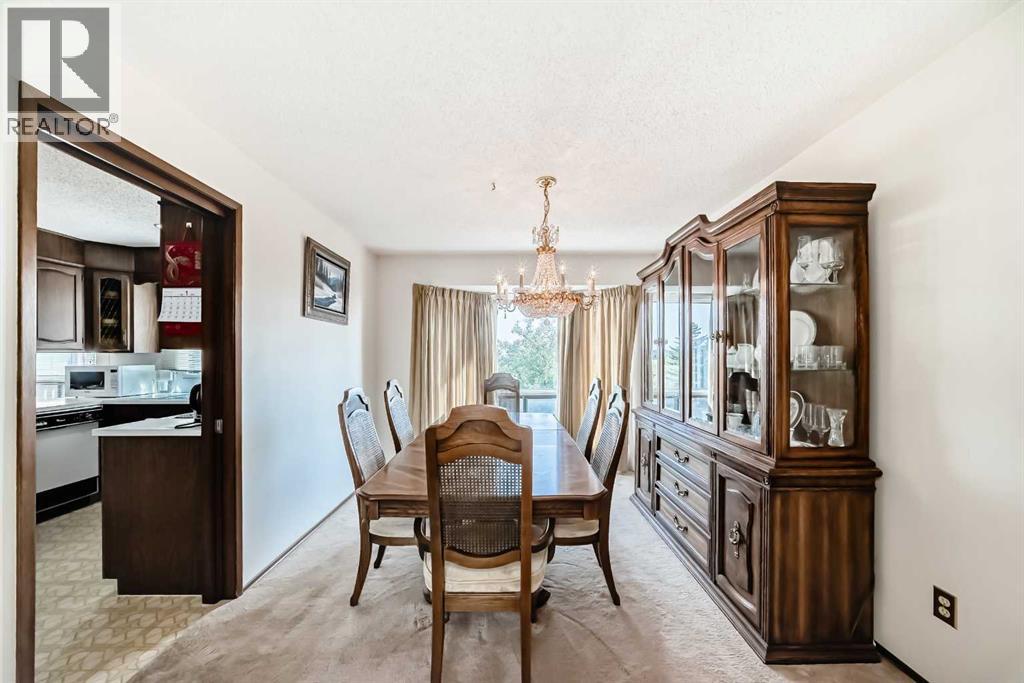 Single Family House for Sale in  Edgeland Bay NW Edgemont Calgary 