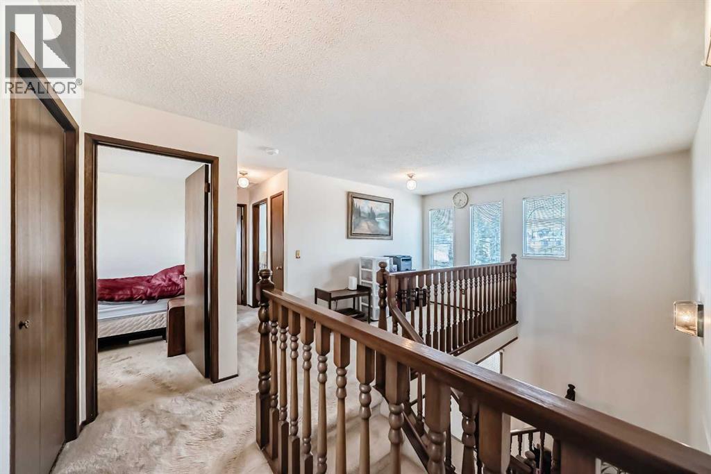 Single Family House for Sale in  Edgeland Bay NW Edgemont Calgary 